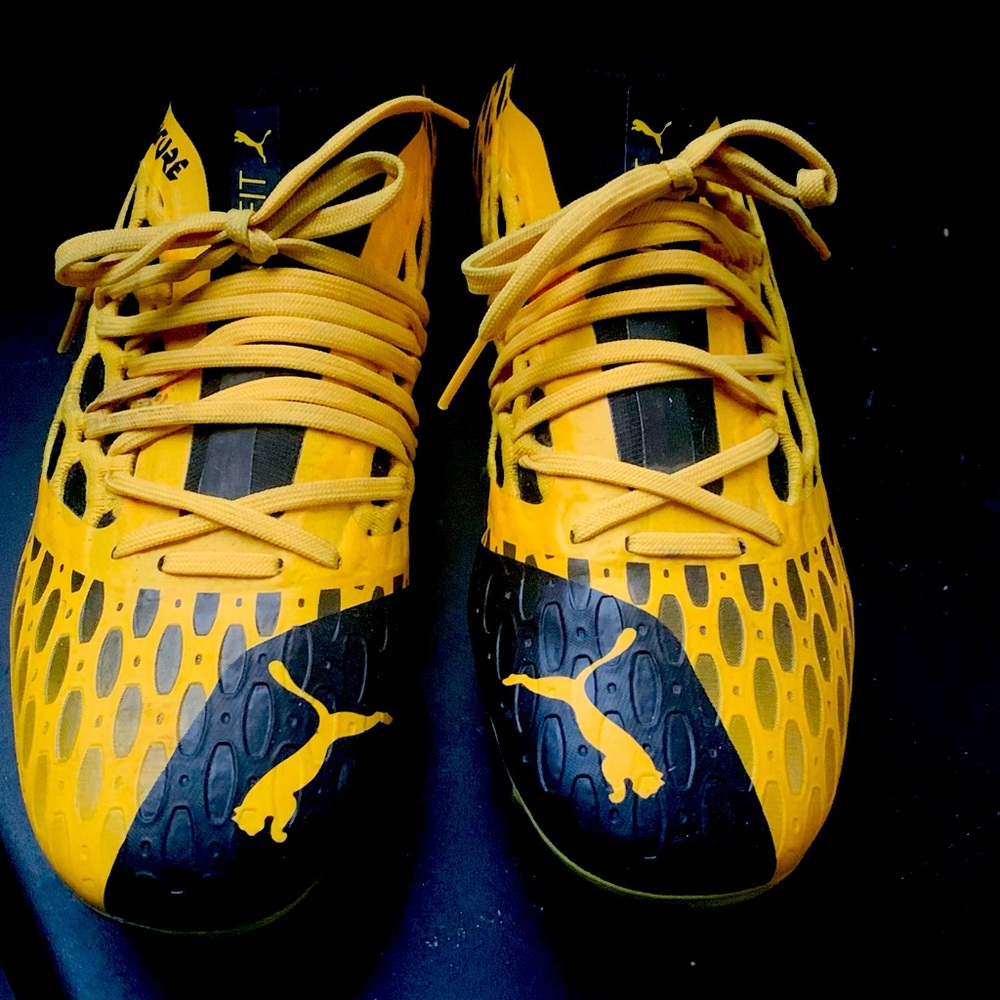 PUMA FOOTBALL/SOCCER CLEATS. STILL NEW WORN 1 TIME SIZE 10. YELLOW/BLACK.